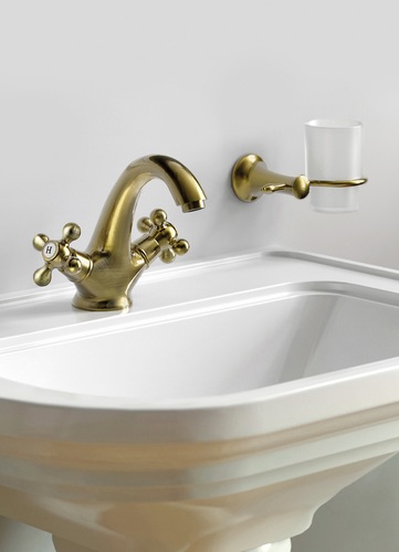 Złote detale, wielki efekt. Jubilerski trend w łazienkach